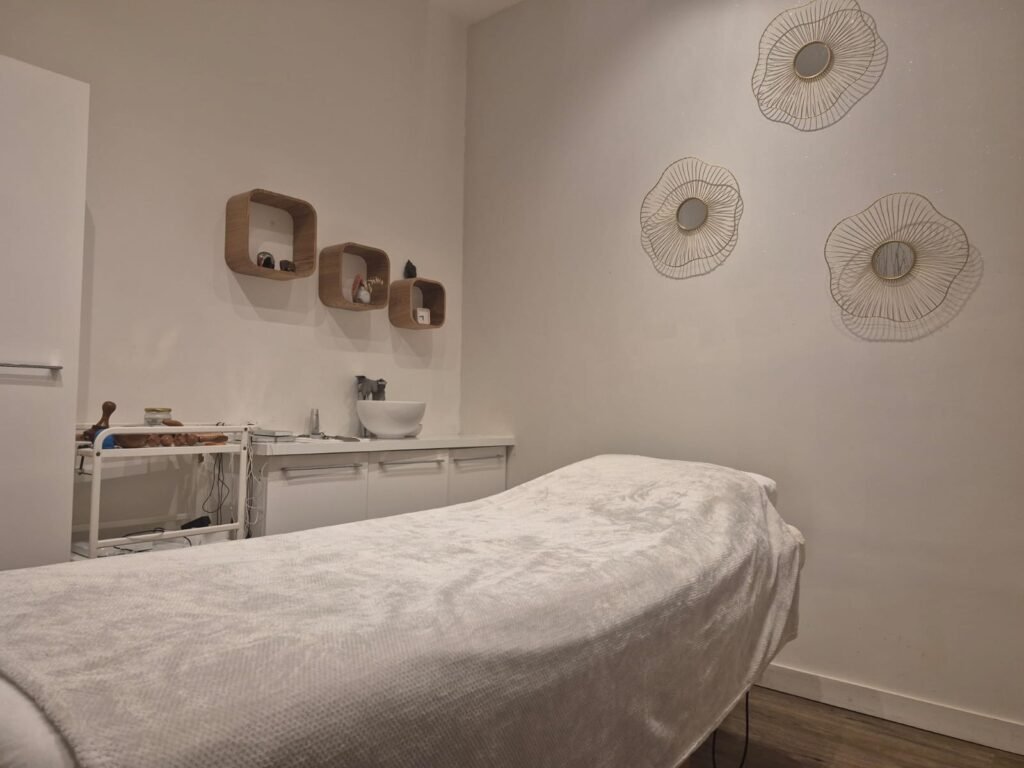 Cabine de massage avec table de soin au salon Sanbao Bordeaux